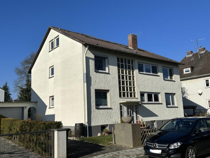 Straßenansicht mit Garage