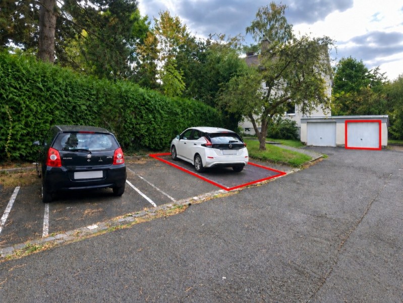Stellplatz und Garage